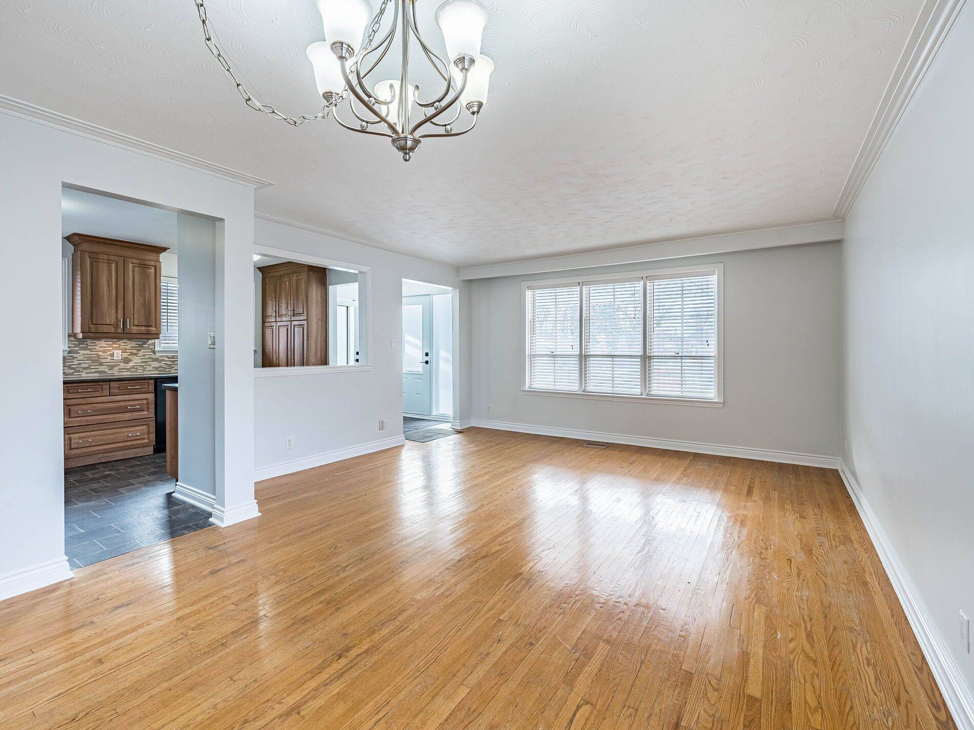 Toronto W10, ON M9V 2E1,98 Mount Olive DR