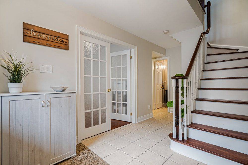 Toronto W07, ON M8Y 4H8,15 Chimes LN