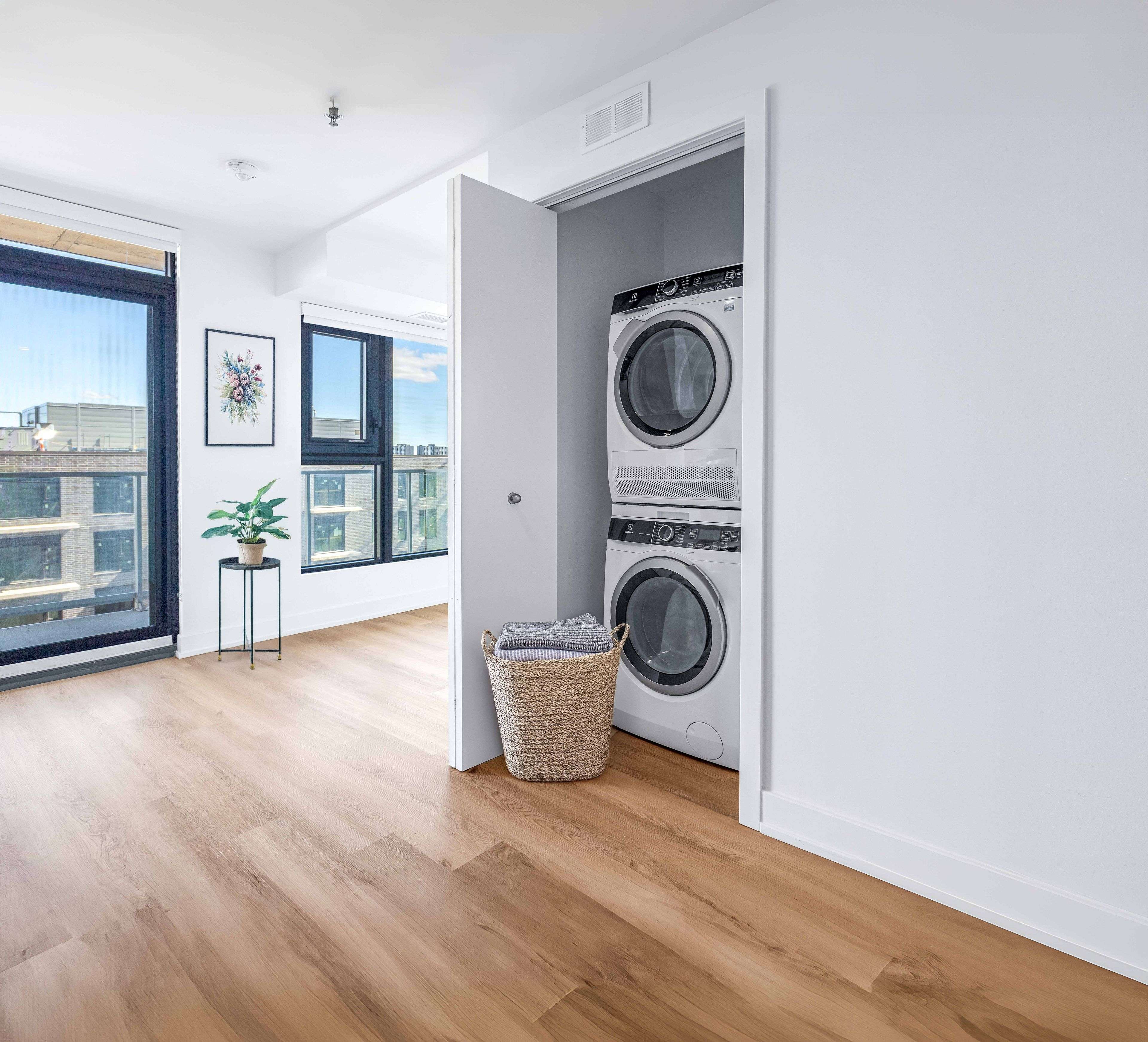 Carlington - Central Park, ON K1Z 0E4,1360 CARLING AVE #206