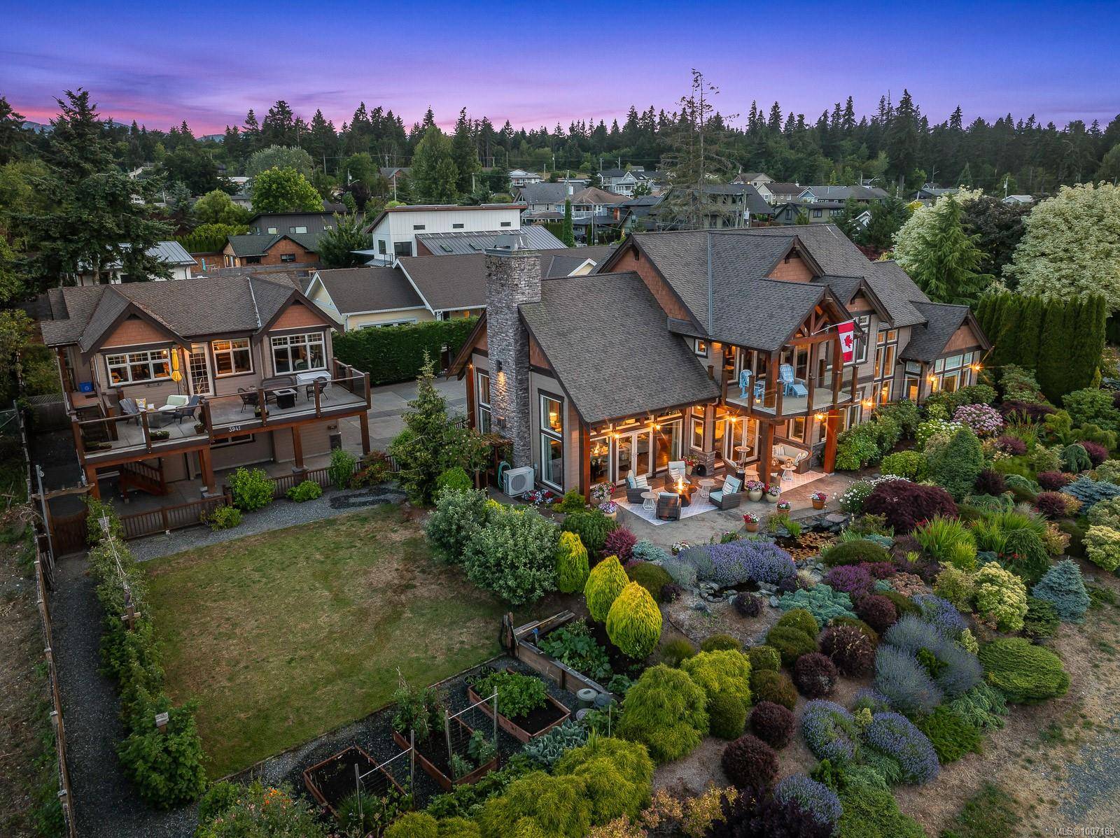 Royston, BC V0R 2V0,3943-3941 Marine Dr