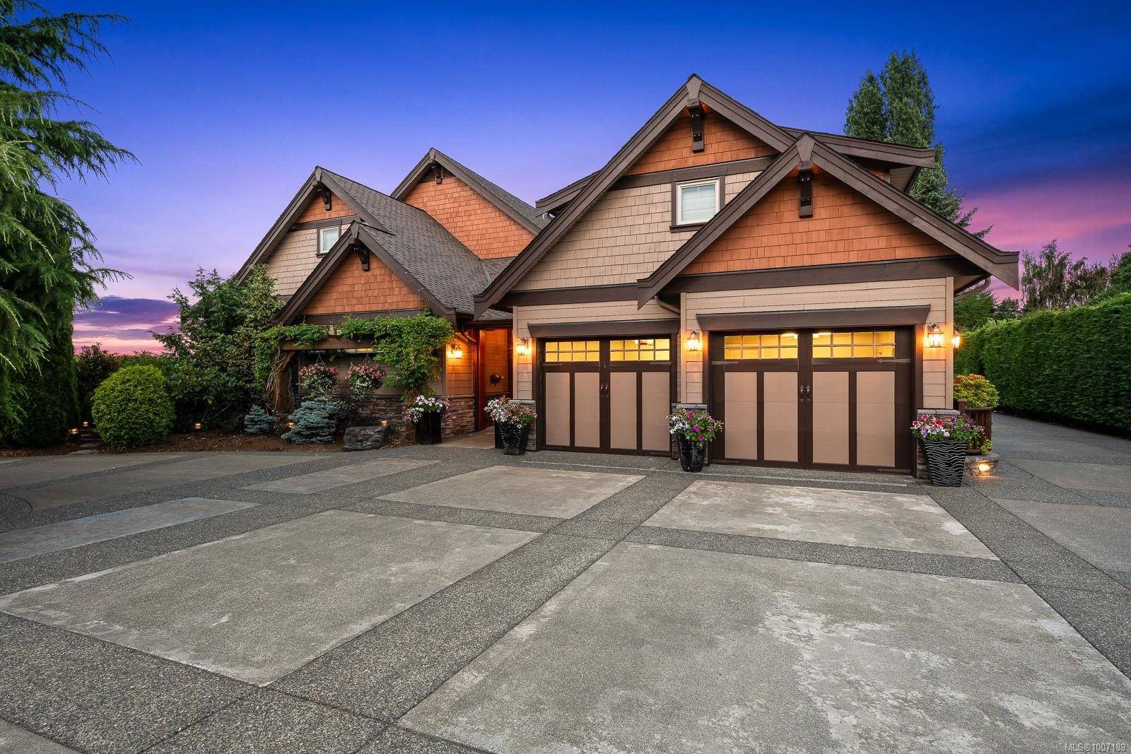 Royston, BC V0R 2V0,3943-3941 Marine Dr