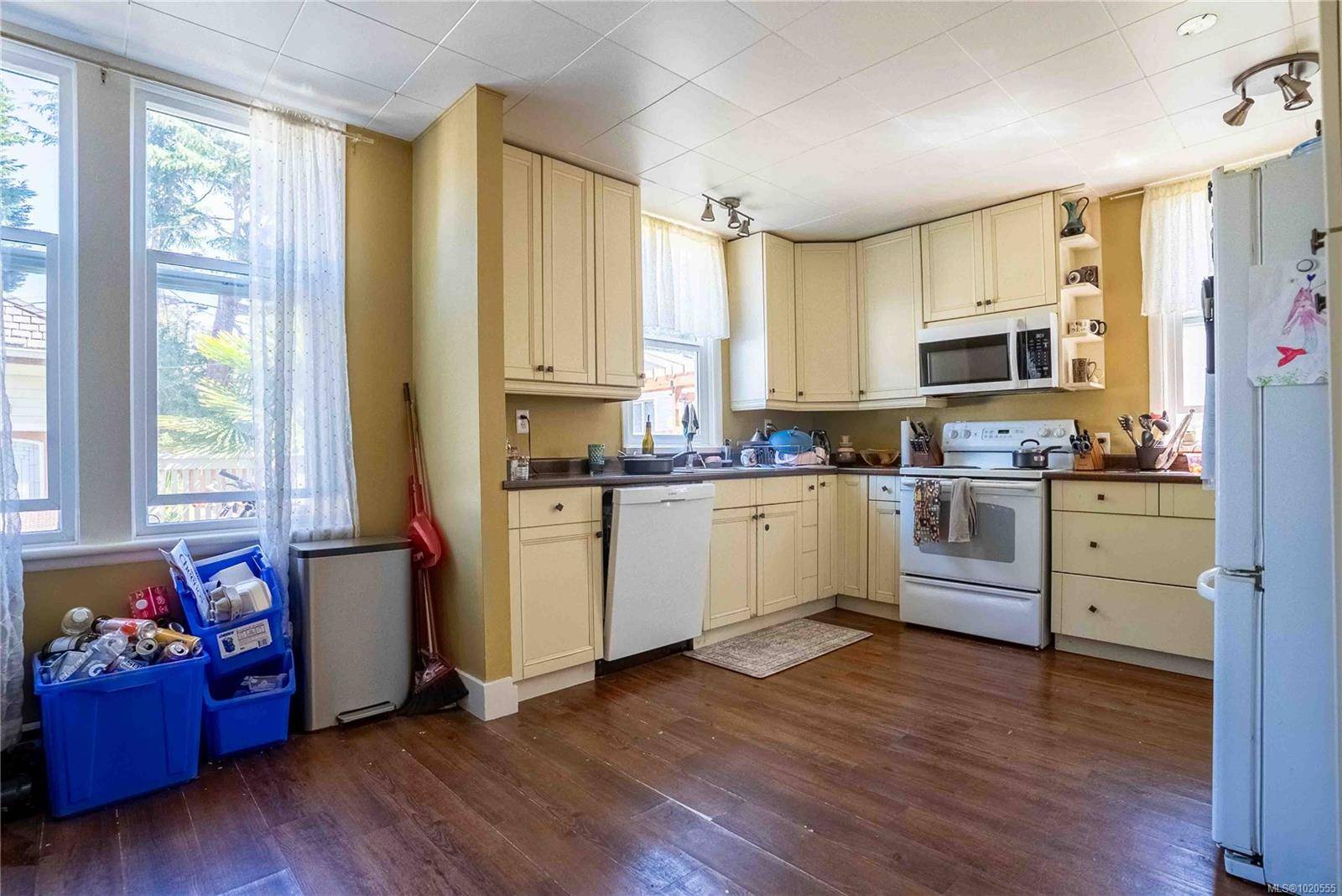 Victoria, BC V8T 4H5,2329 Dowler Pl