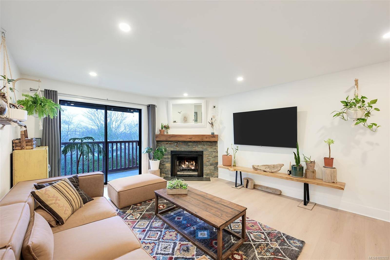 Saanich, BC V8X 4S4,3255 Glasgow Ave #311