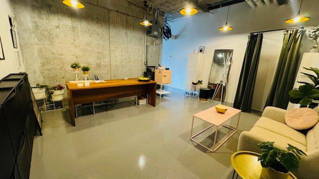 Toronto C01, ON M5V 0M1,334 Adelaide ST W #210