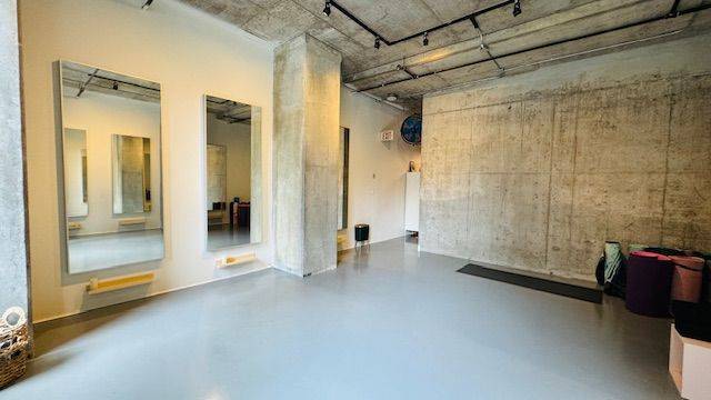 Toronto C01, ON M5V 0M1,334 Adelaide ST W #210