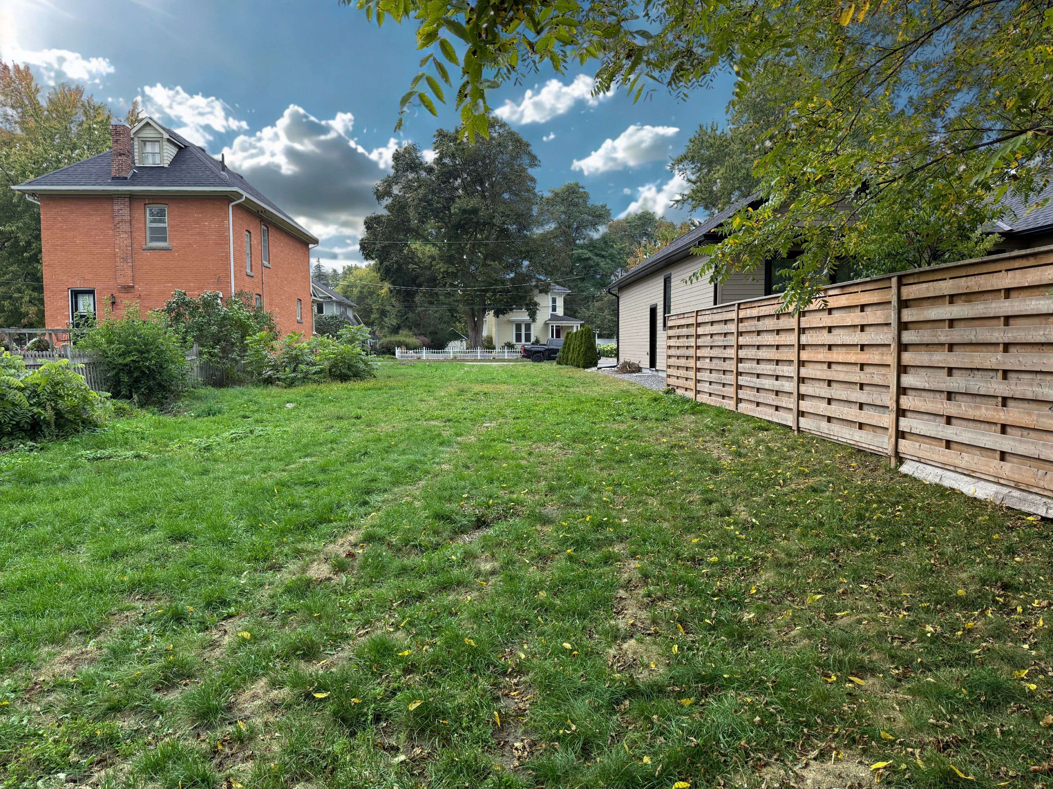 Collingwood, ON L9Y 2T7,299 Beech ST