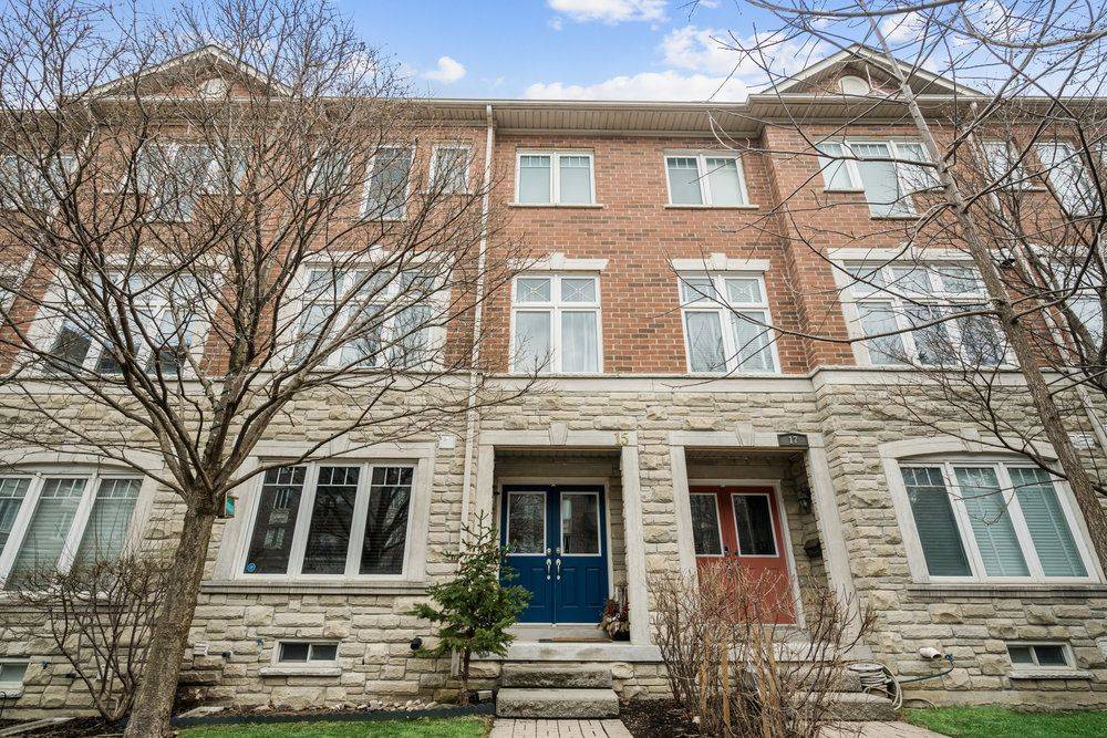 Toronto W07, ON M8Y 4H8,15 Chimes LN