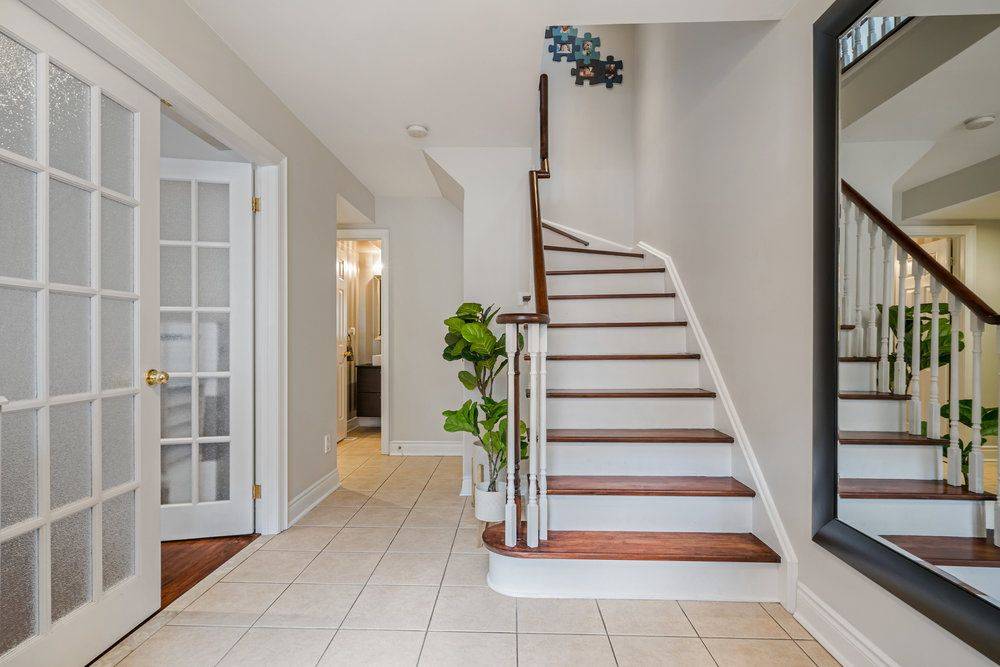 Toronto W07, ON M8Y 4H8,15 Chimes LN