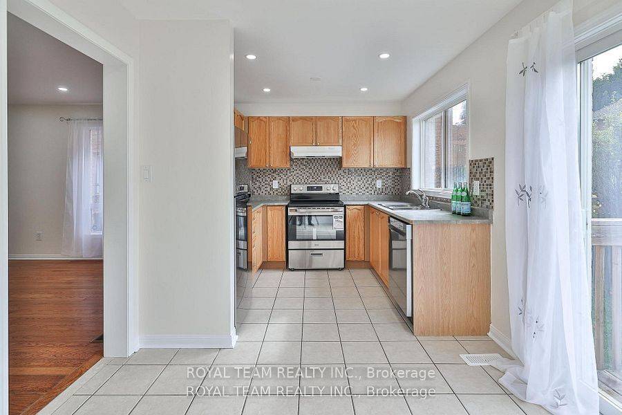 Oakville, ON L6M 4S8,2439 Hollybrook DR