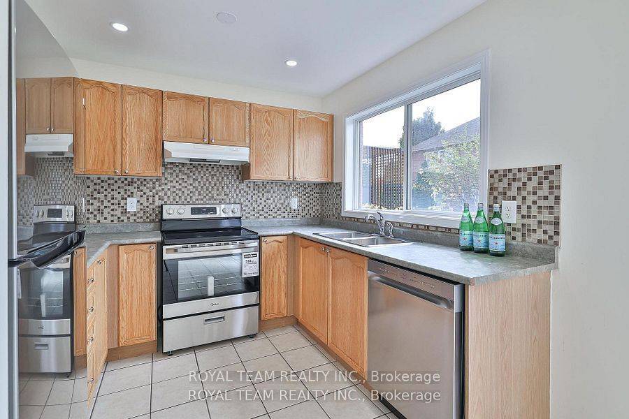 Oakville, ON L6M 4S8,2439 Hollybrook DR