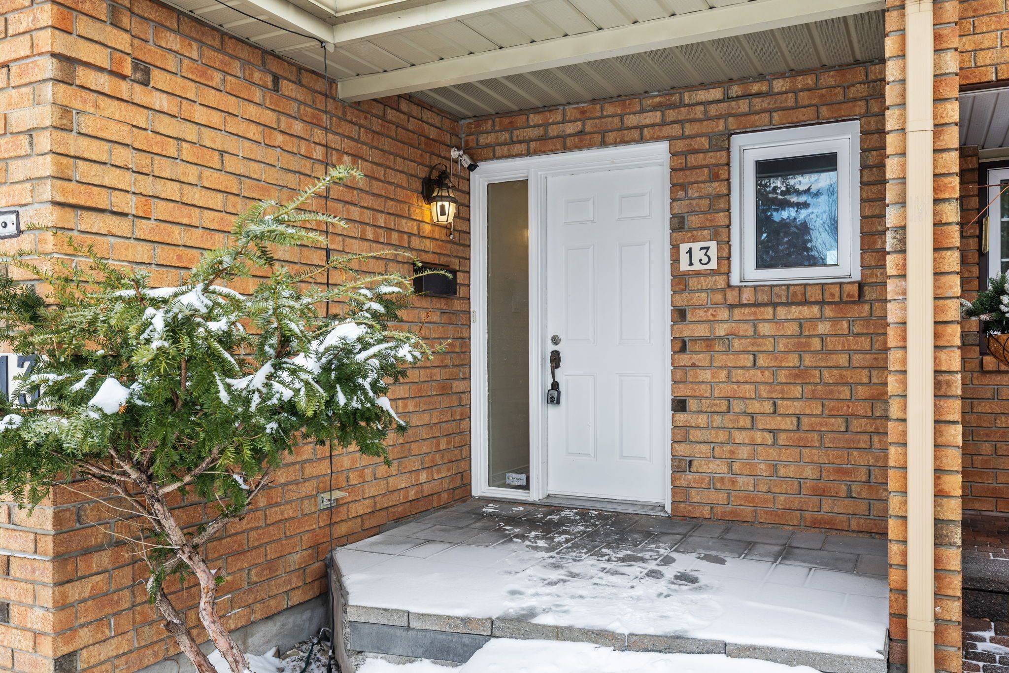 Kanata, ON K2L 3Z6,13 Robarts CRES