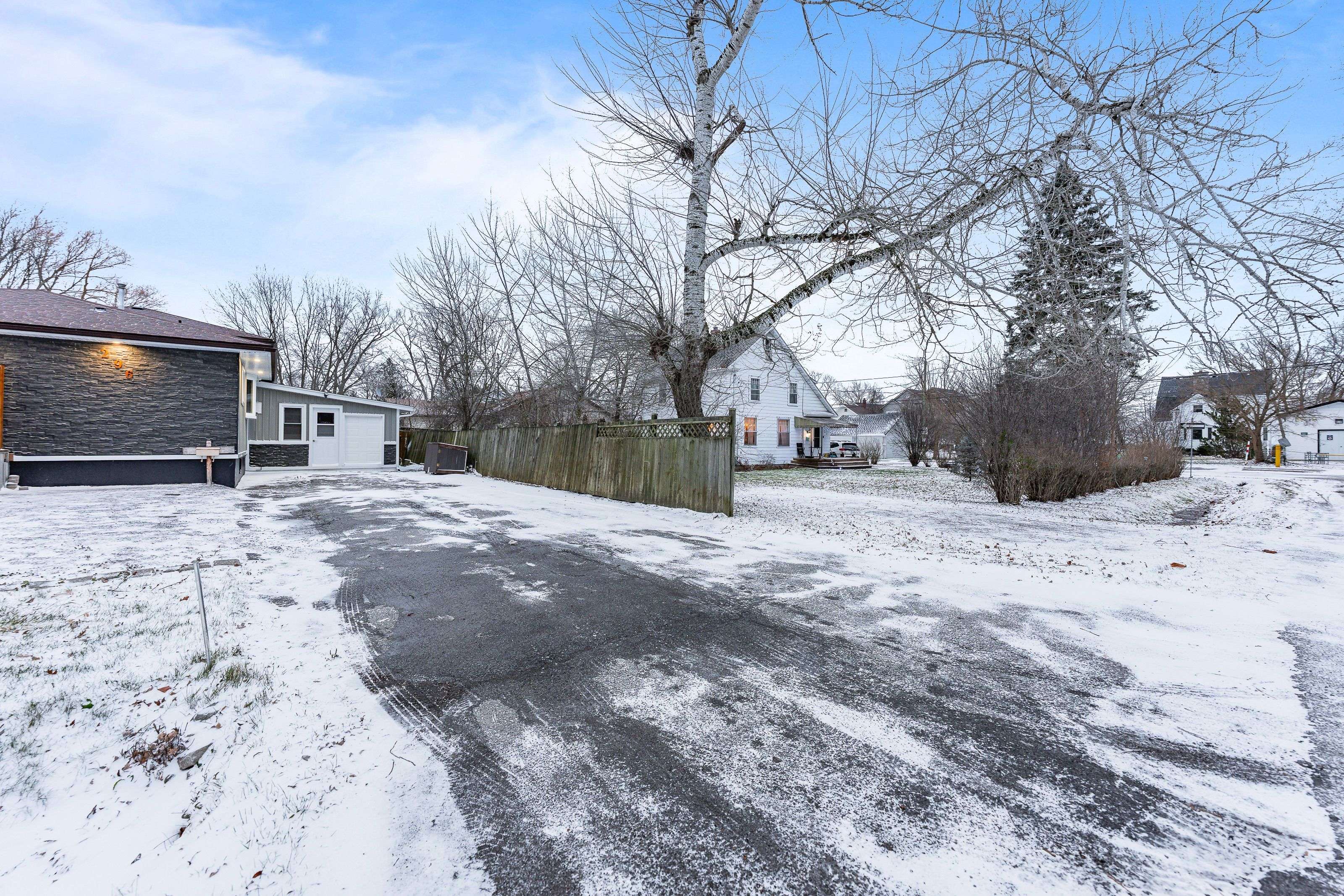 Fort Erie, ON L2A 4M1,296 Rose AVE #Unit B