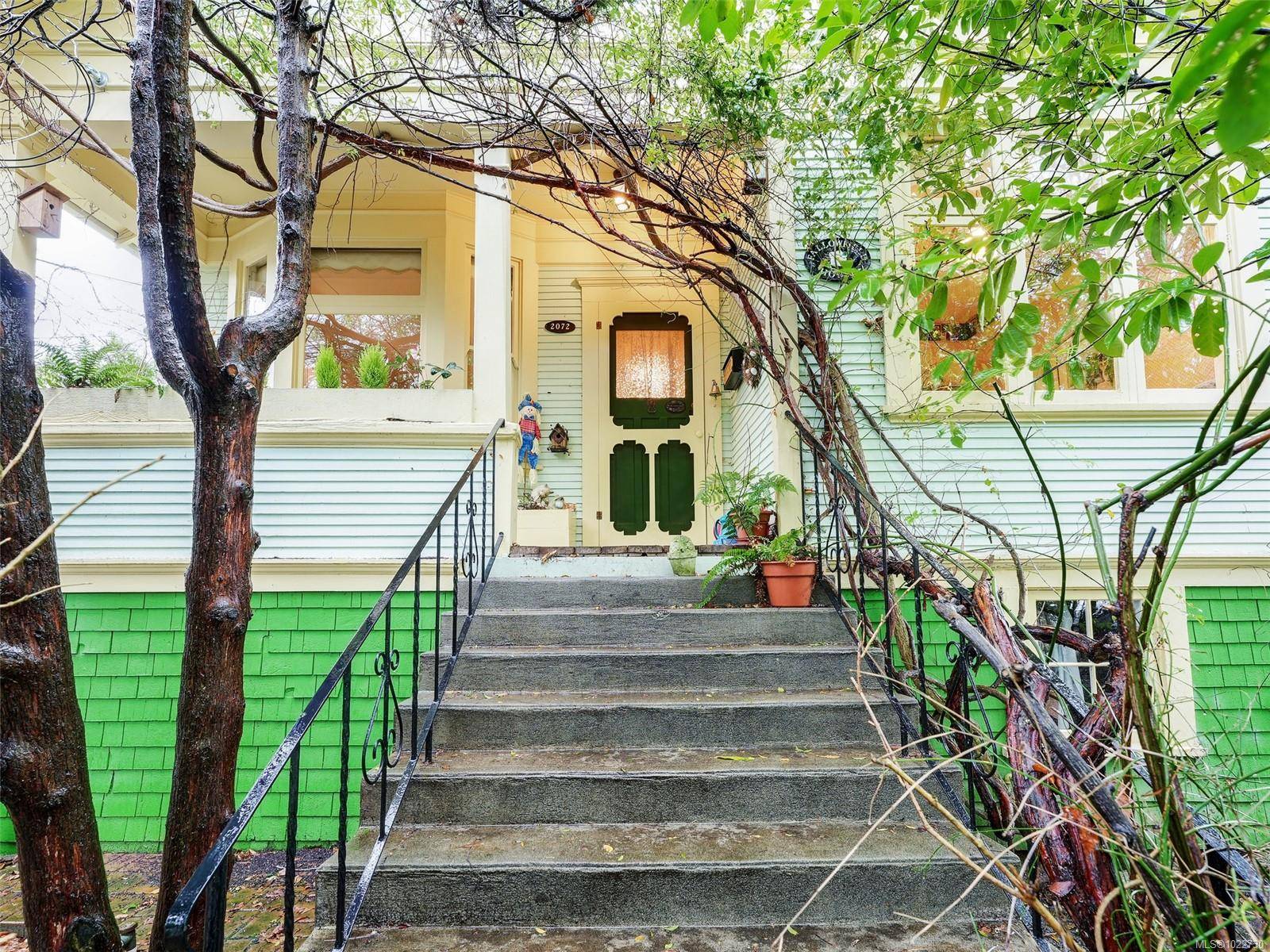 Oak Bay, BC V8R 1H7,2072 Chaucer St