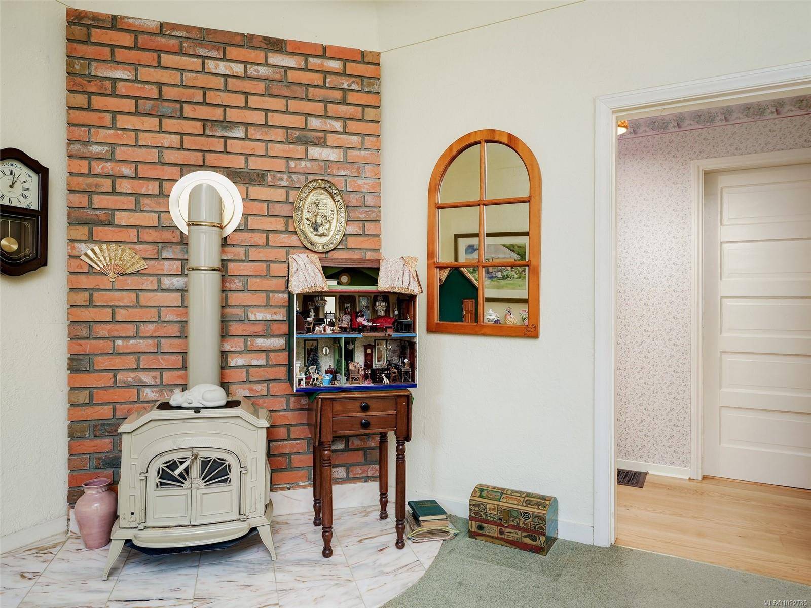 Oak Bay, BC V8R 1H7,2072 Chaucer St