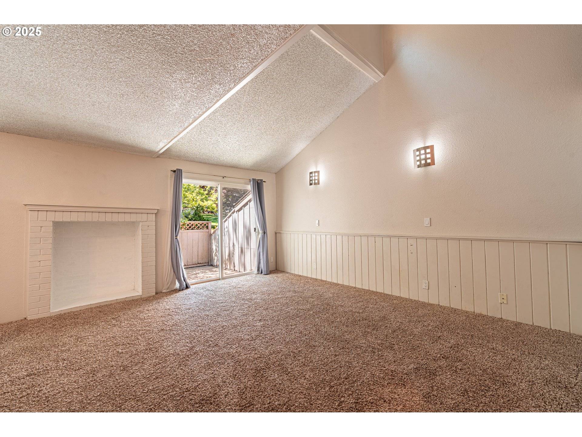 Eugene, OR 97405,2111 HAWKINS LN