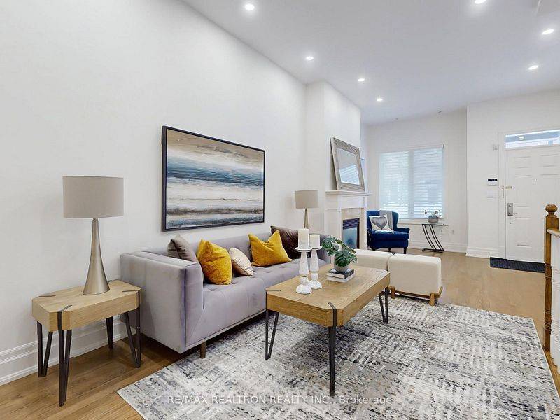 Toronto C12, ON M2P 1B6,47 York Mills RD #215