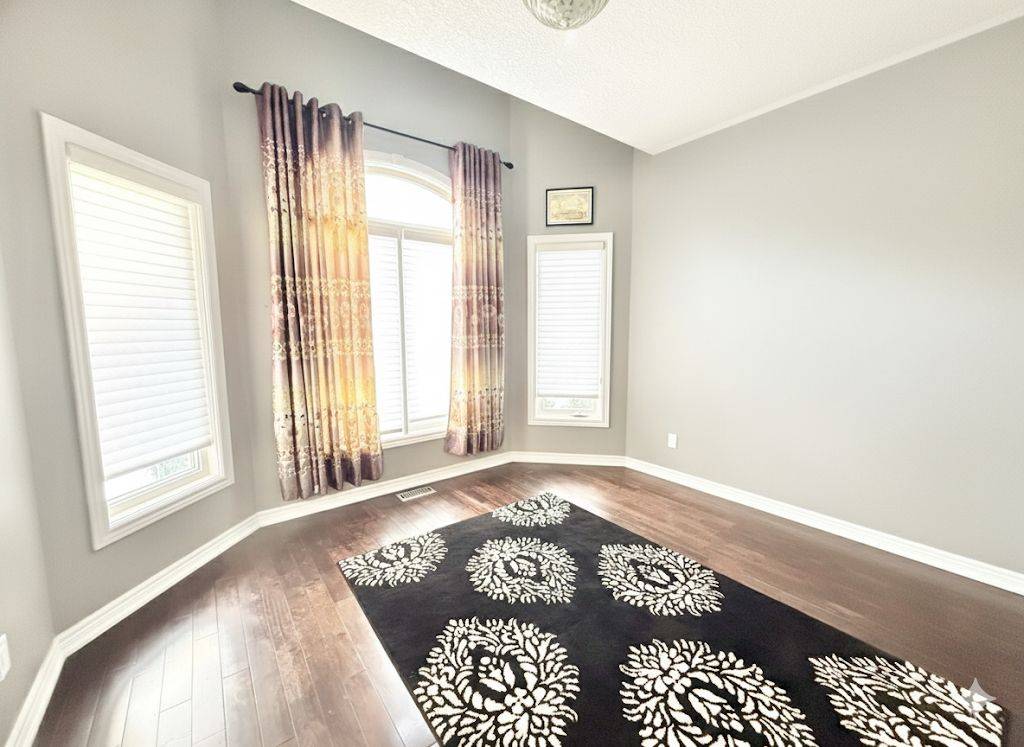 Oshawa, ON L1G 8B7,1-271 Ryerson CRES