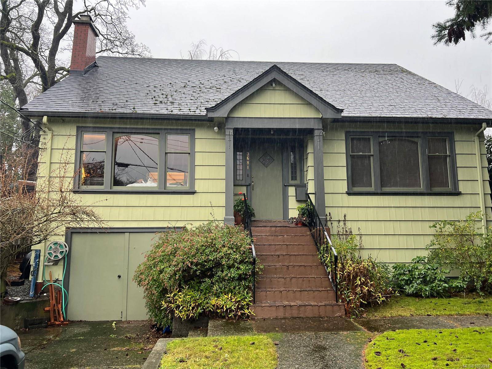 Saanich, BC V8X 1R9,3681 Elliston Ave