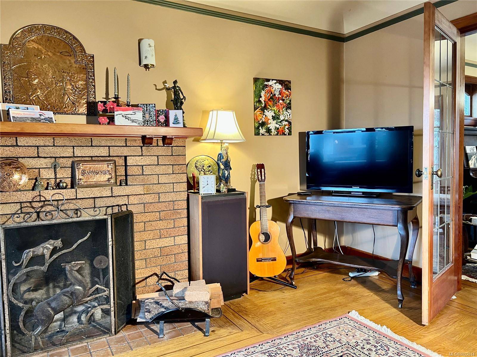 Saanich, BC V8X 1R9,3681 Elliston Ave