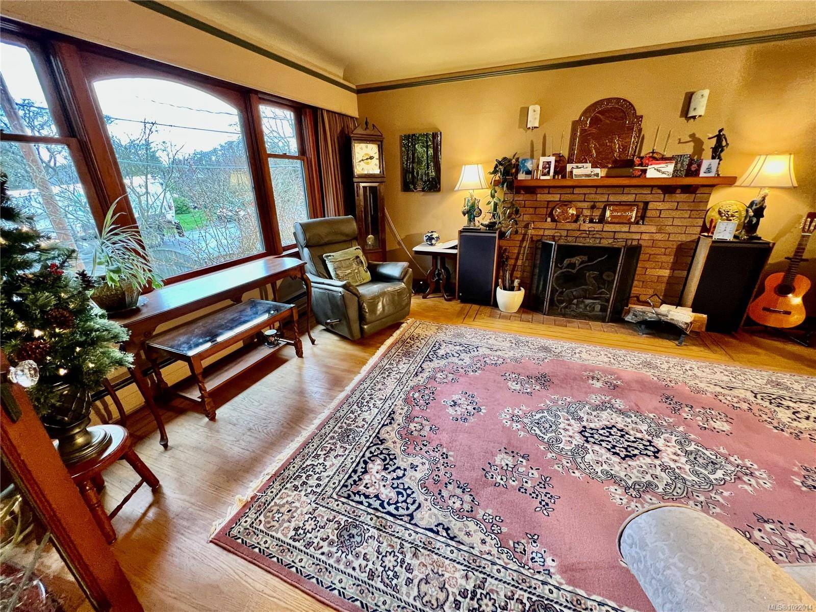 Saanich, BC V8X 1R9,3681 Elliston Ave