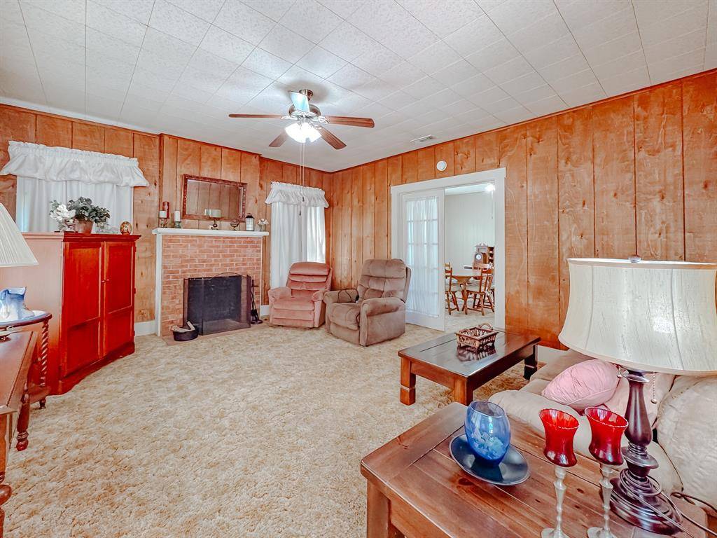 Kerens, TX 75144,512 SW 2nd Street