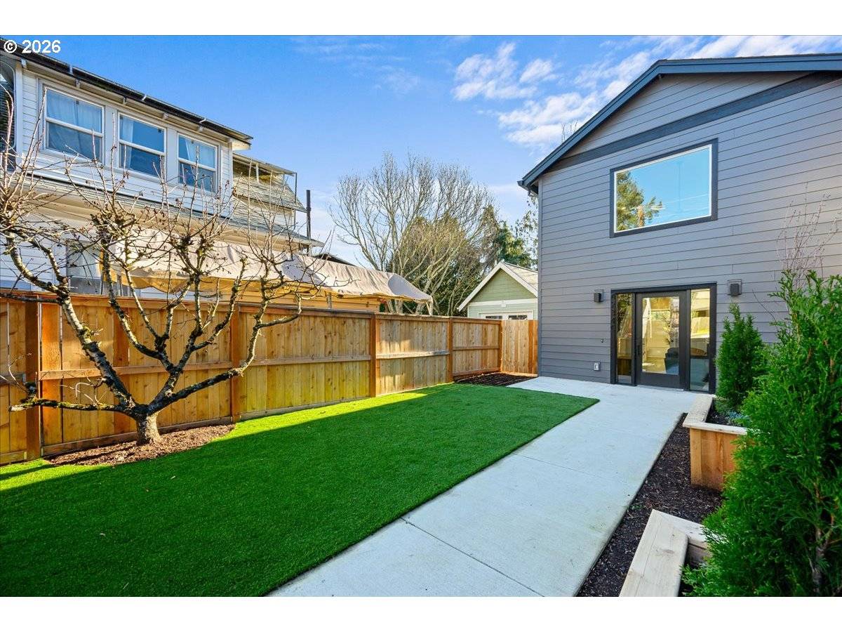 Portland, OR 97215,4234 SE YAMHILL ST #C