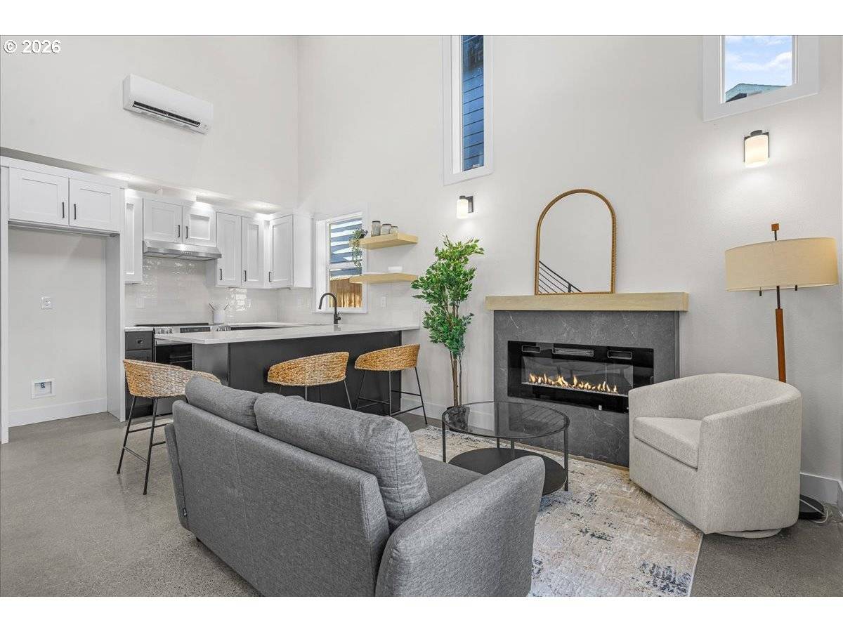 Portland, OR 97215,4234 SE YAMHILL ST #C