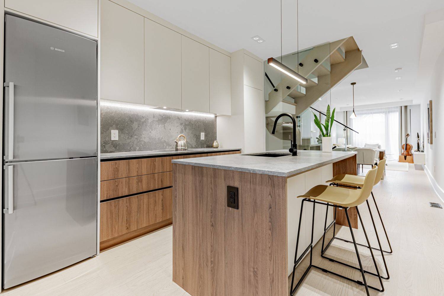 Toronto C01, ON M6G 3K1,673 Crawford ST