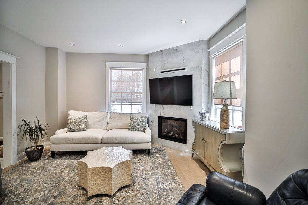 Oakville, ON L6K 3J2,128 Chisholm ST