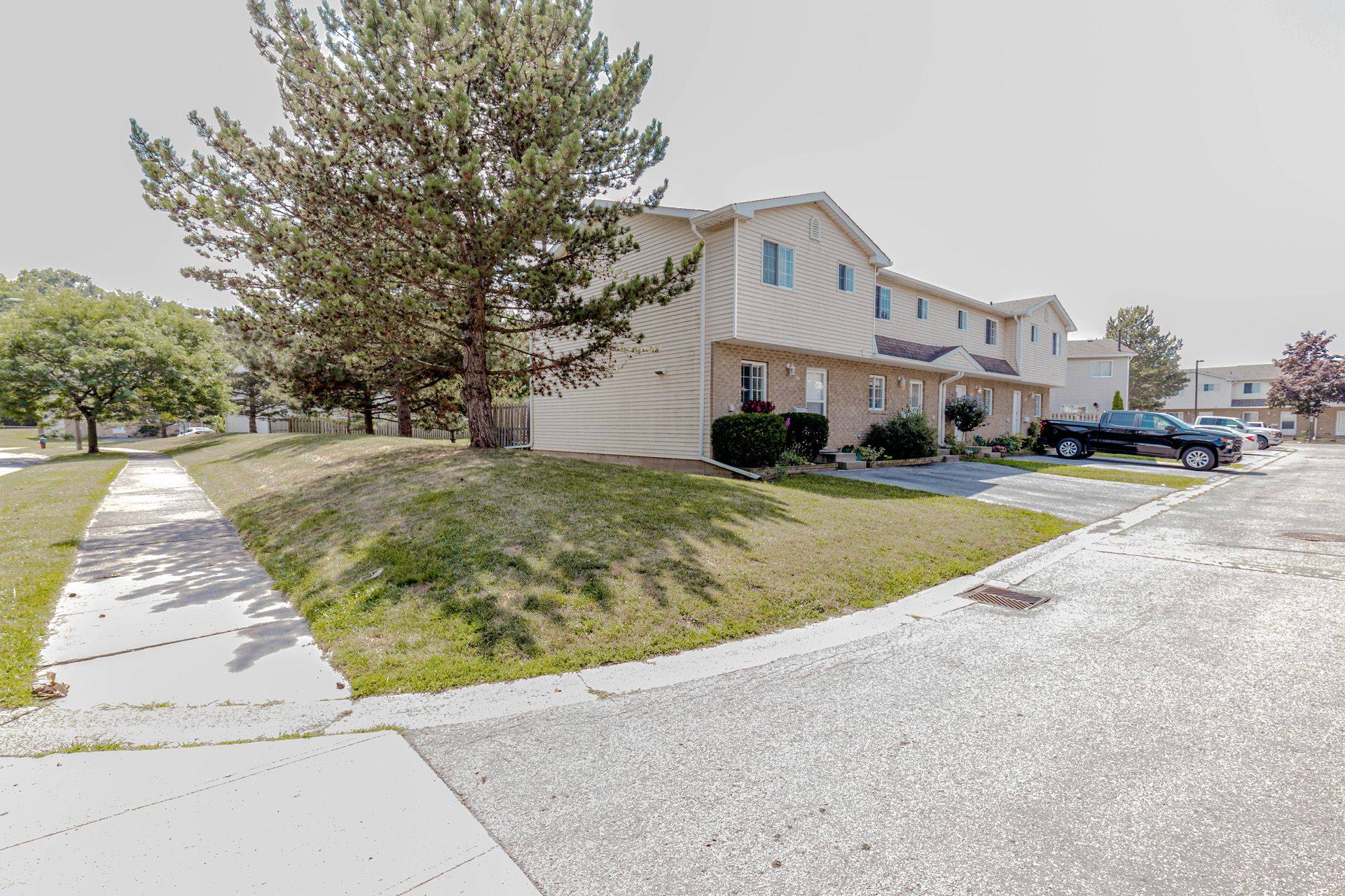 Niagara Falls, ON L2H 2X6,8136 Coventry RD #66