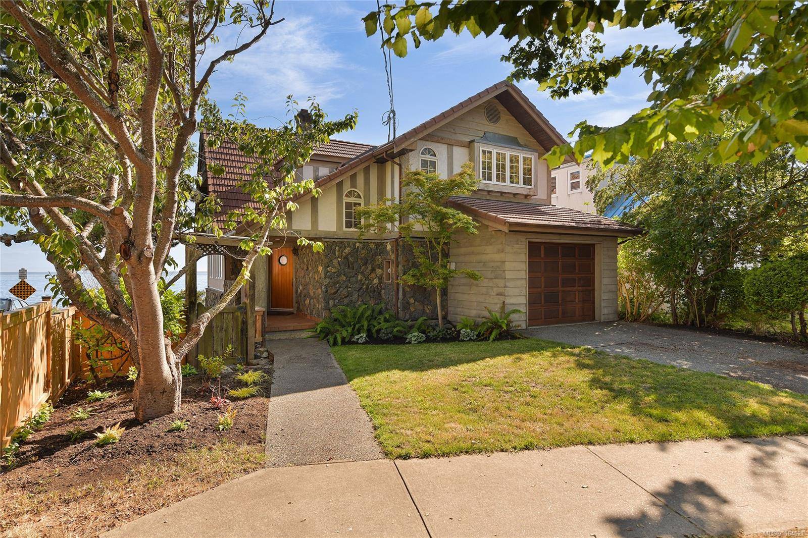 Victoria, BC V8S 1J1,1659 Hollywood Cres