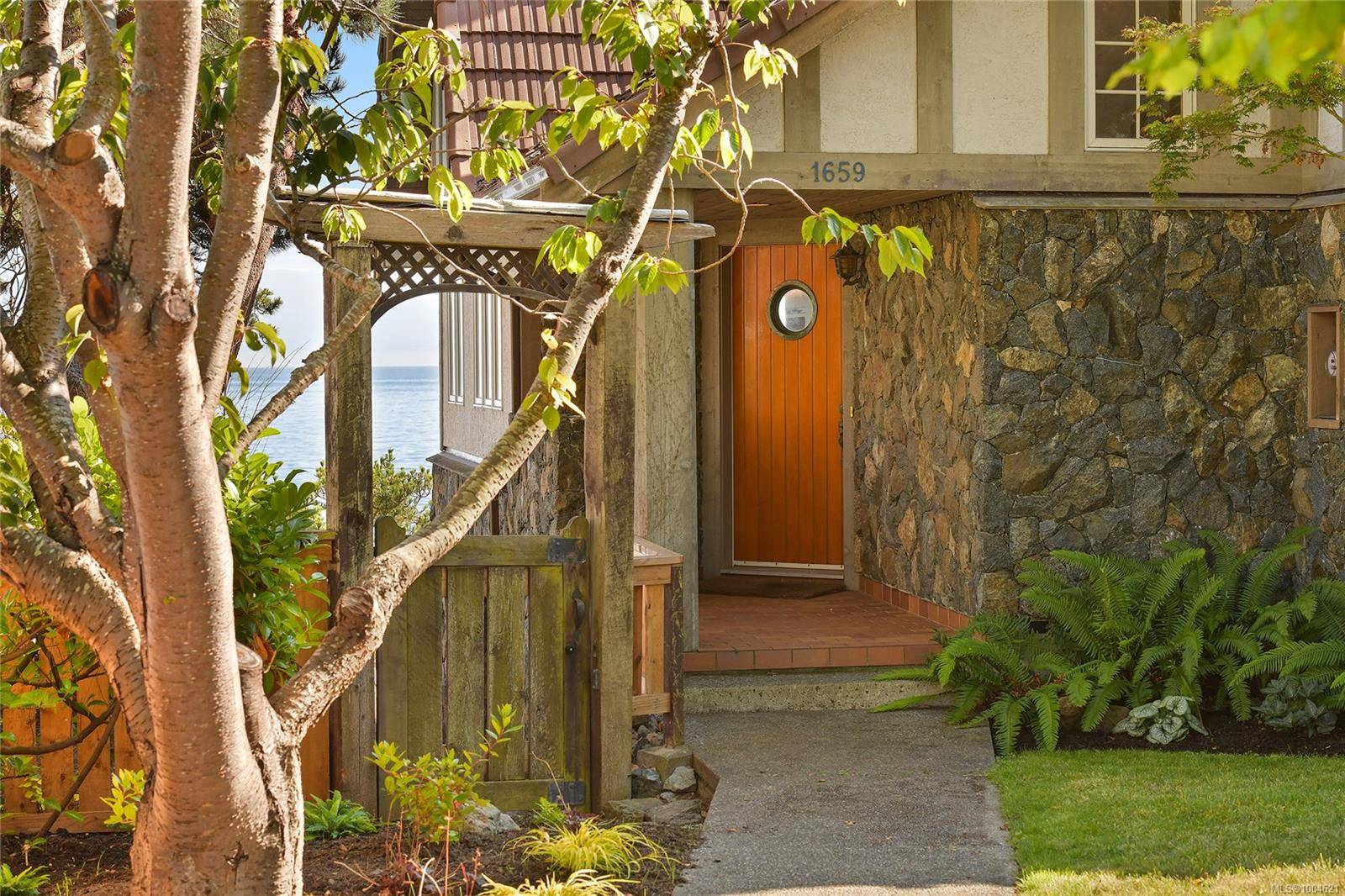 Victoria, BC V8S 1J1,1659 Hollywood Cres