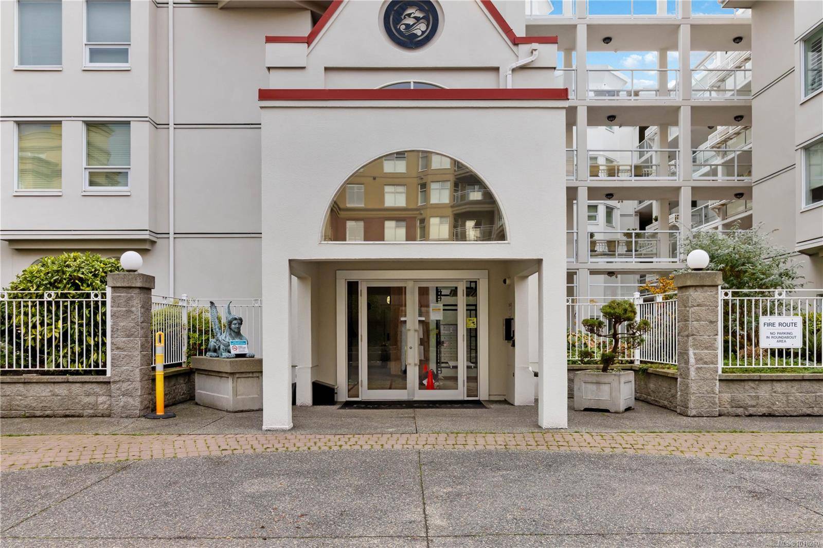 Victoria, BC V9A 7J9,11 Cooperage Pl #405