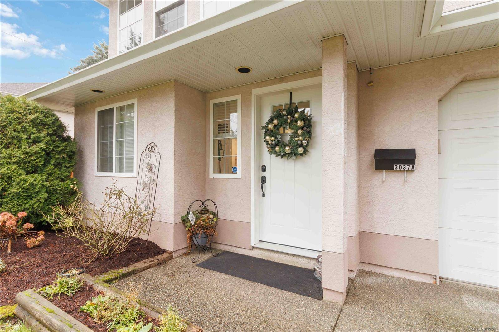 Colwood, BC V9B 2L3,3037 Pickford Rd #A