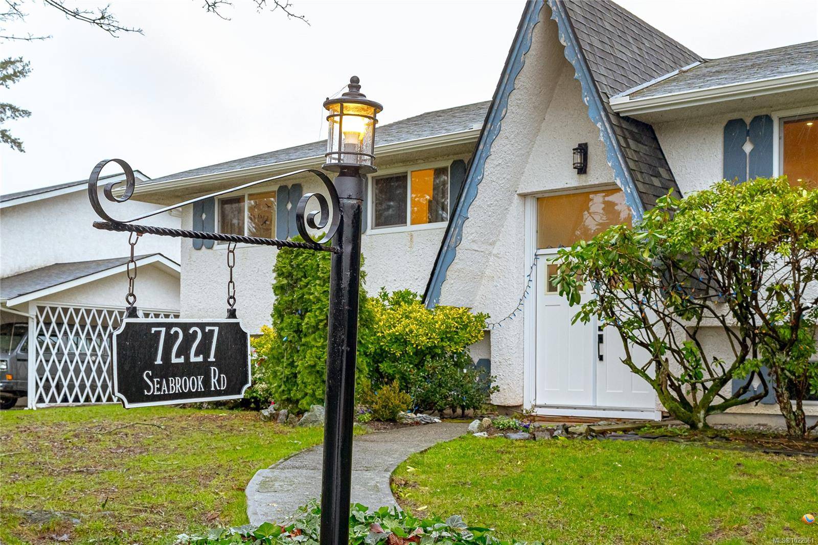 Central Saanich, BC V8M 1M5,7227 Seabrook Rd