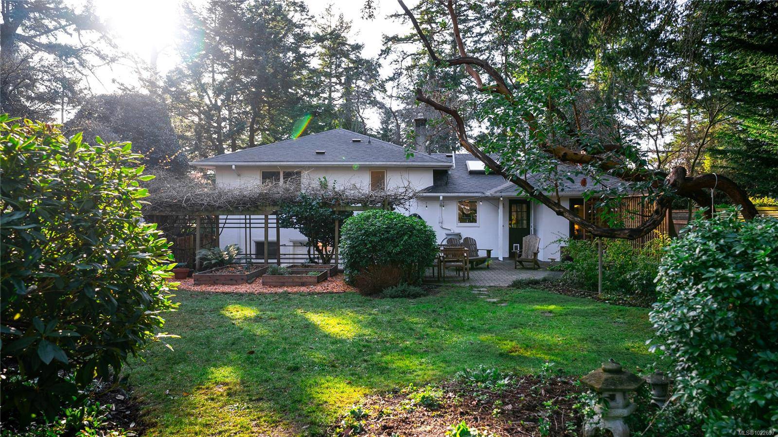 Saanich, BC V8N 1L7,2792 Tudor Ave