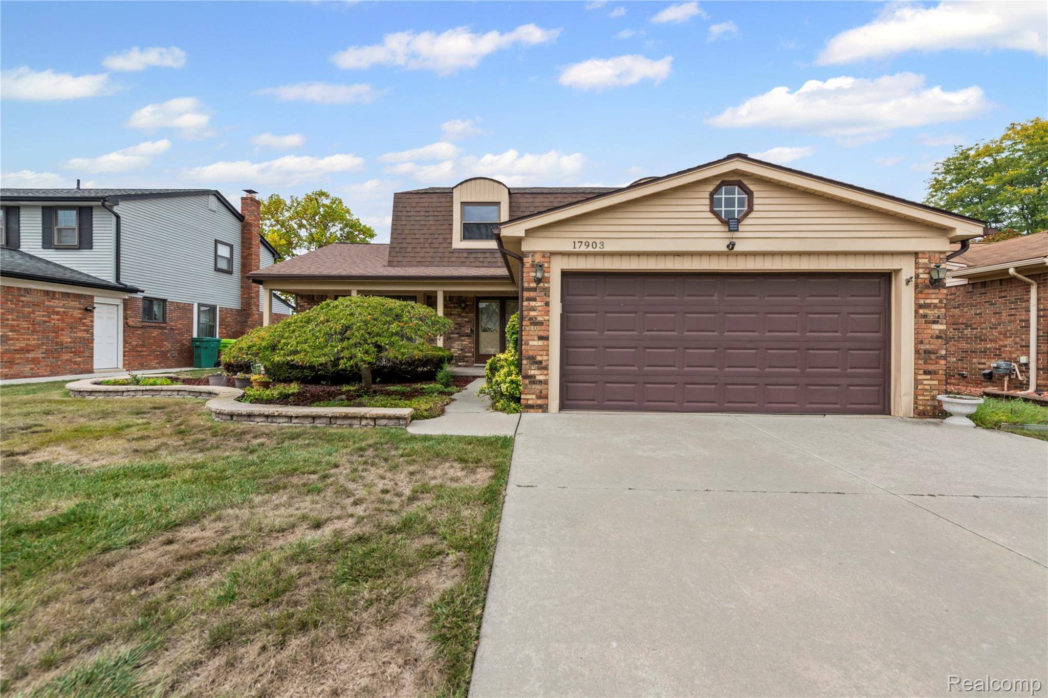 Macomb, MI 48044,17903 Red Oaks DR