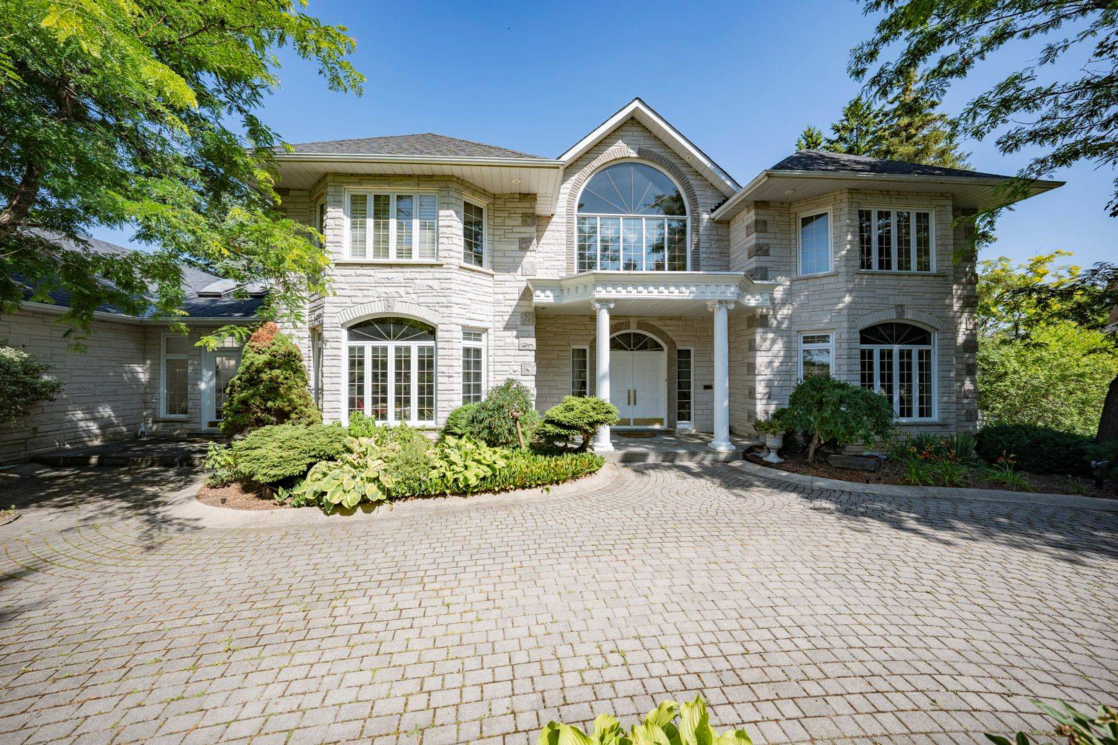 Aurora, ON L4G 6W7,14 Alm CT