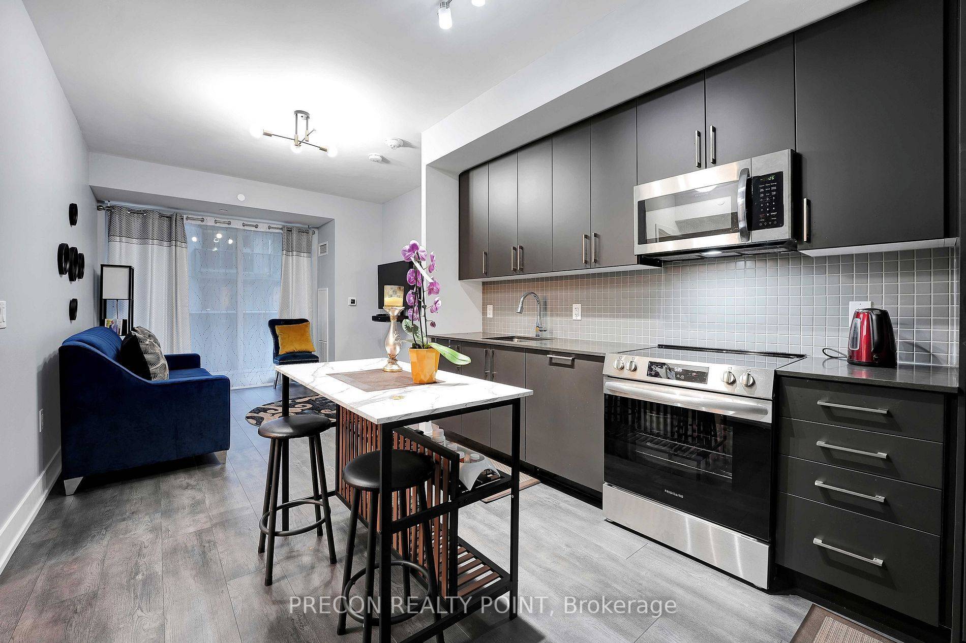 Oakville, ON L5M 5P6,2450 Old Bronte RD N #322