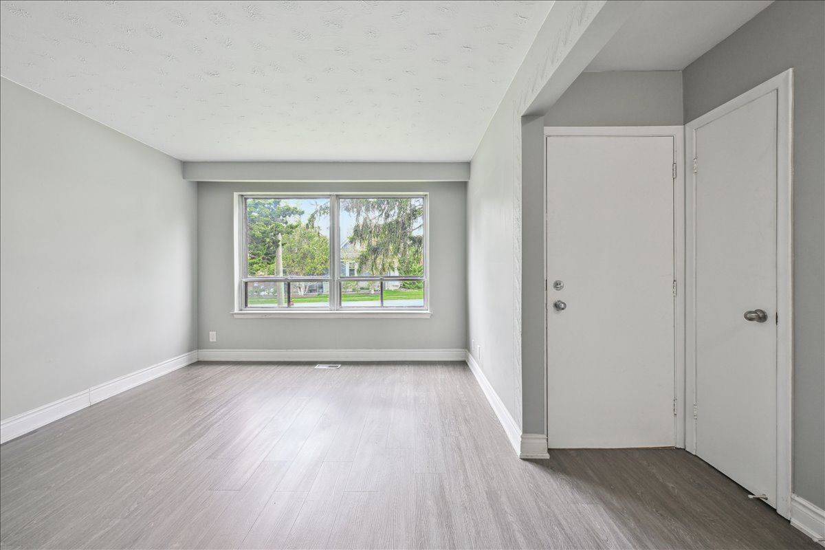 Oakville, ON L6L 3J4,203 Nelson ST #1