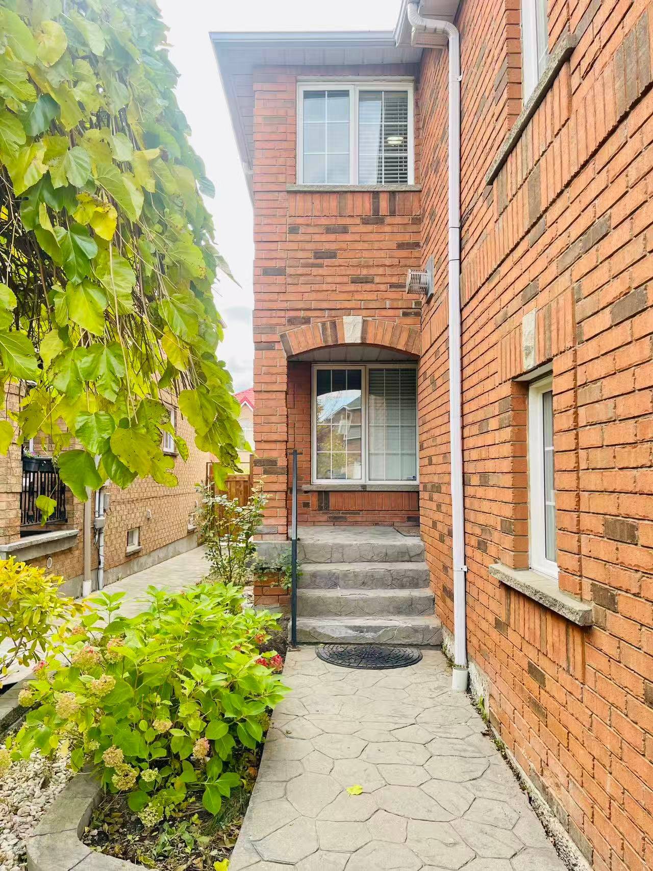 Mississauga, ON L5V 2L3,5316 Hollypoint AVE