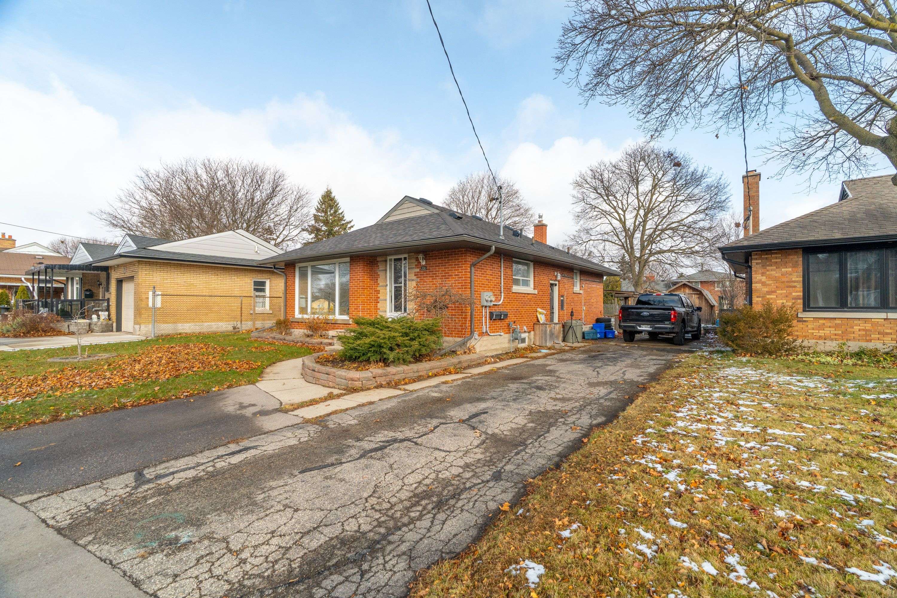Kitchener, ON N2B 1Z3,220 Bruce ST