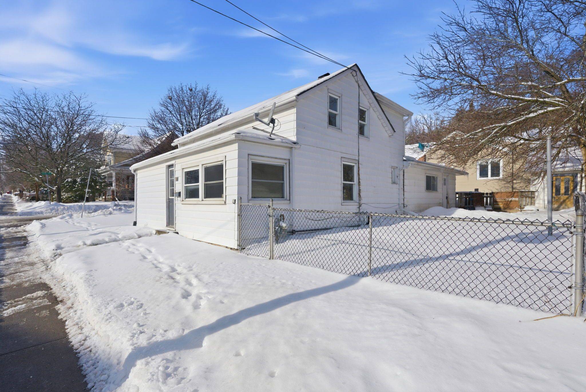 Quinte West, ON K8V 3Y5,18 Spring ST