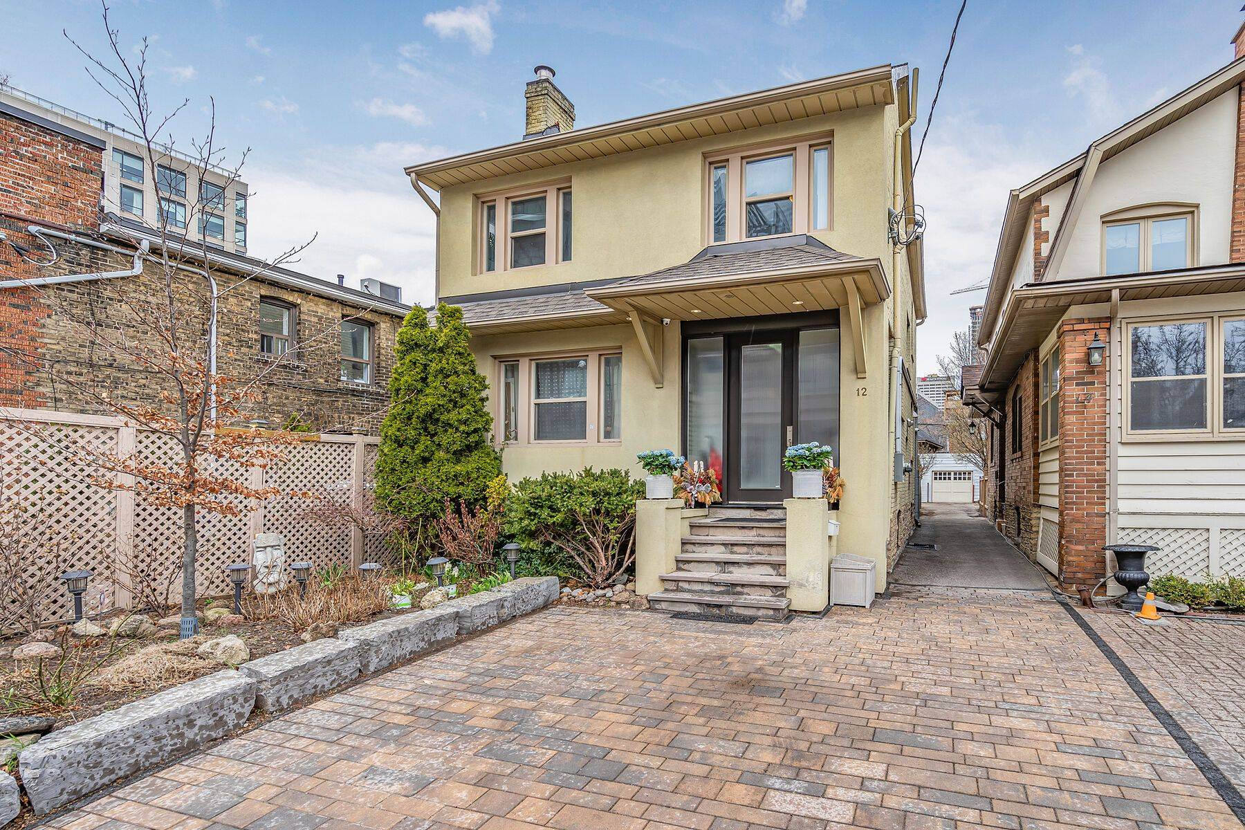 Toronto C10, ON M4S 1L4,12 Belsize DR