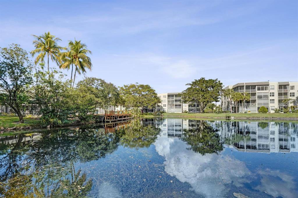 Davie, FL 33324,9235 Lagoon Pl #308