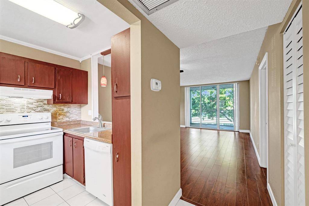 Davie, FL 33324,9235 Lagoon Pl #308