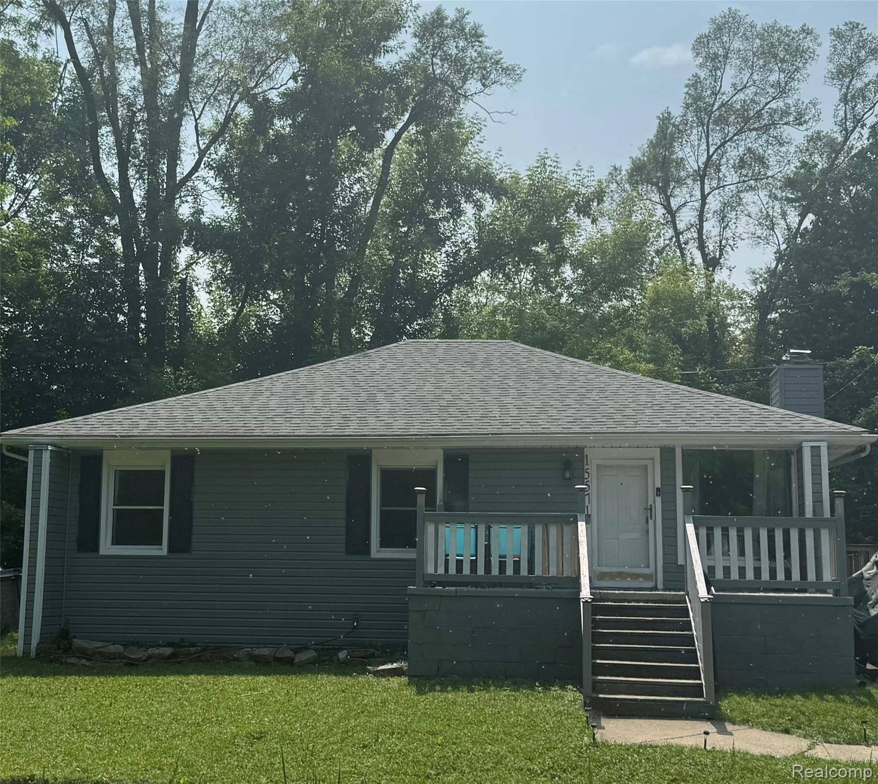 Redford, MI 48239,15571 Fenton