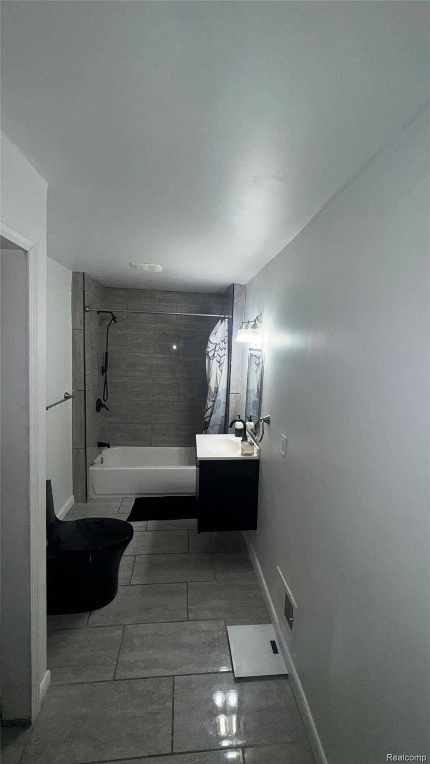 Redford, MI 48239,15571 Fenton