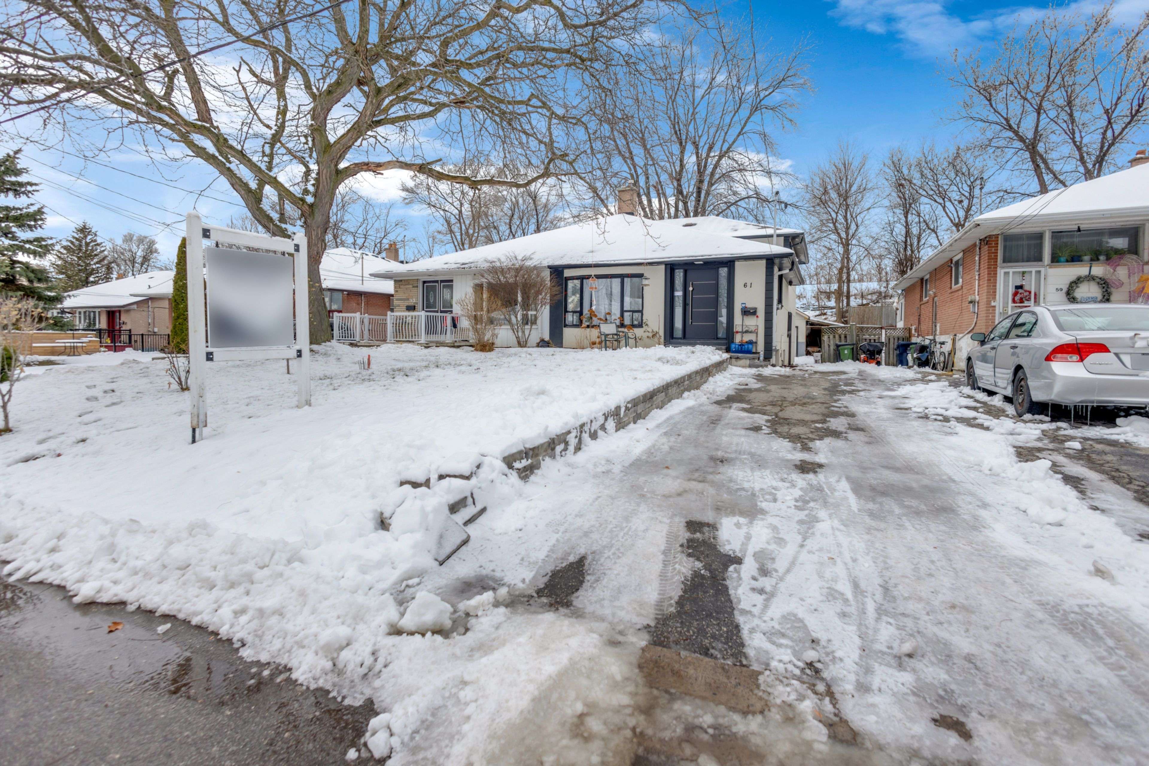 Toronto C13, ON M4A 2J7,61 Sundial CRES