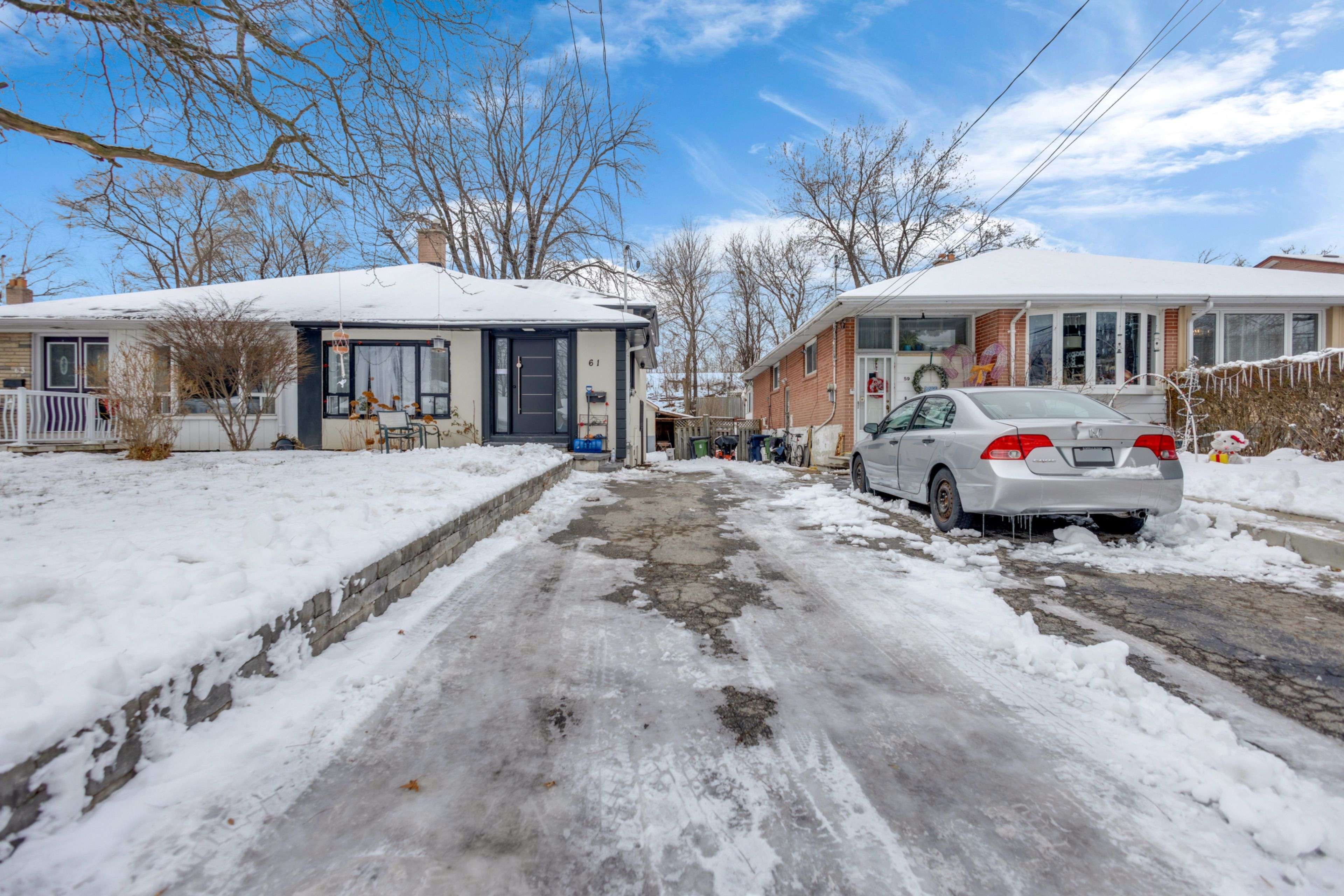 Toronto C13, ON M4A 2J7,61 Sundial CRES